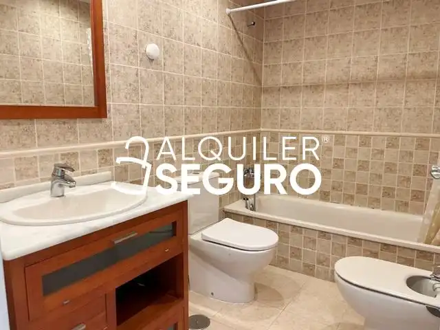 Bany de Pis de lloguer en Dénia amb Aire condicionat, Terrassa i Traster