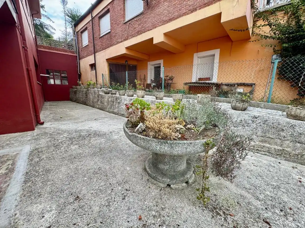 Terrassa de Casa o xalet en venda en El Astillero   amb Calefacció, Parquet i Terrassa