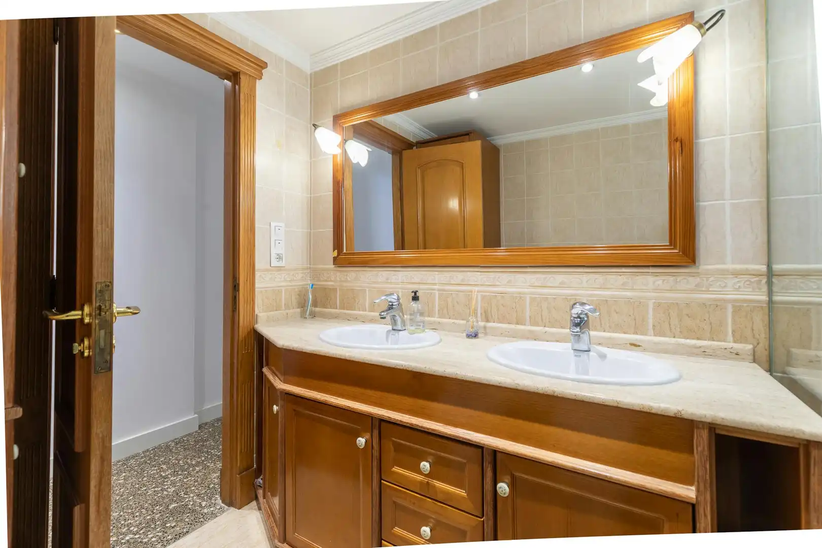 Bathroom of Flat for share in Valencia  with Washing machine