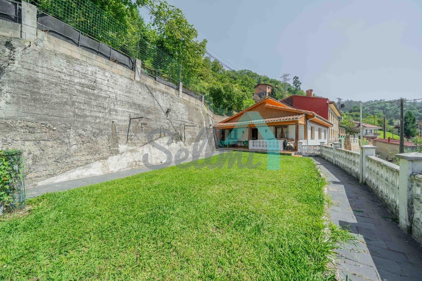 Vista exterior de Casa adosada en venta en San Martín del Rey Aurelio con Jardín privado, Parquet y Terraza