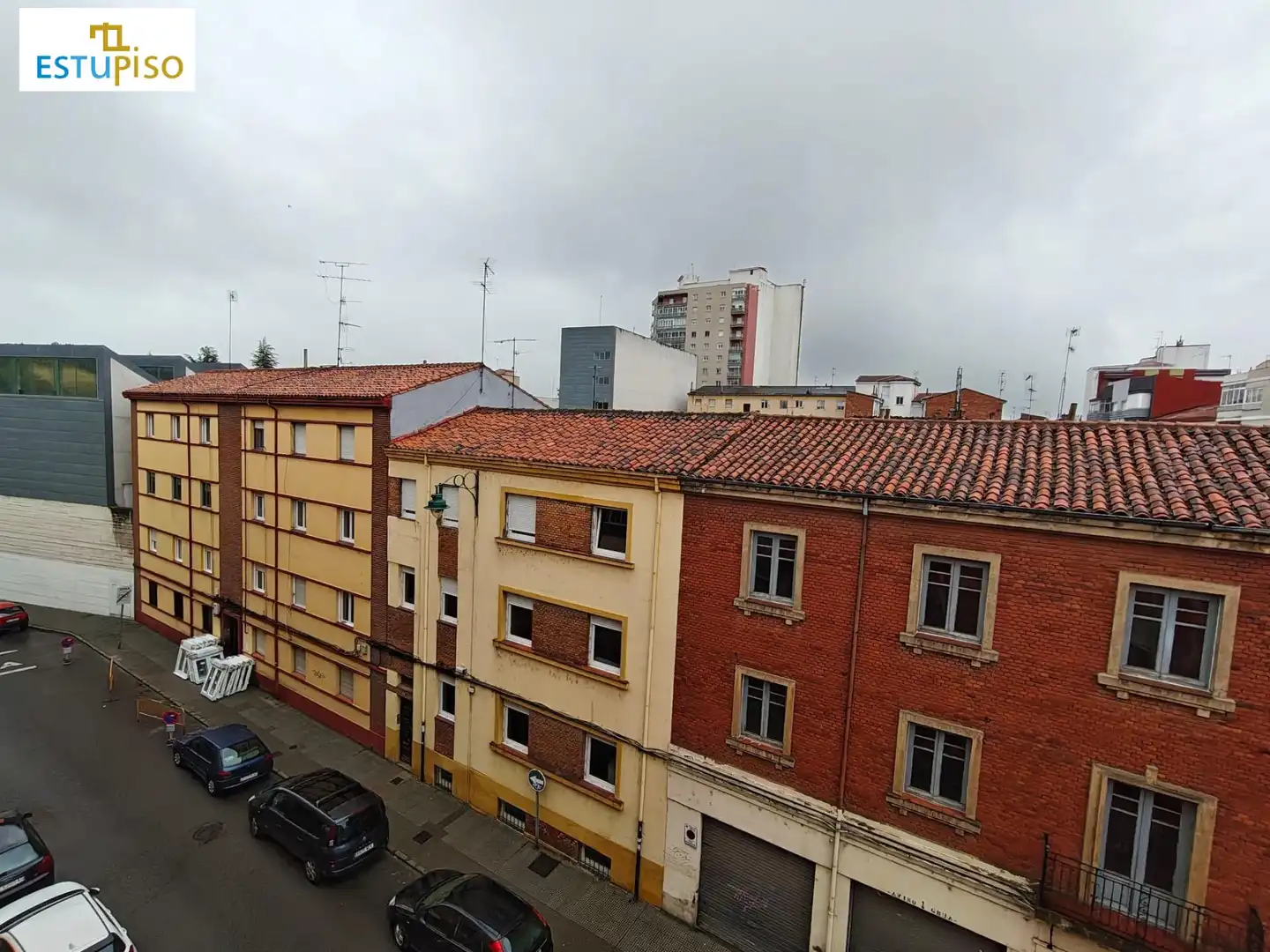 Vista exterior de Pis en venda en León Capital  amb Calefacció i Moblat