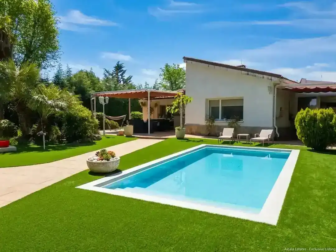 Piscina de Casa o chalet en venta en Villalbilla con Aire acondicionado, Calefacción y Jardín privado