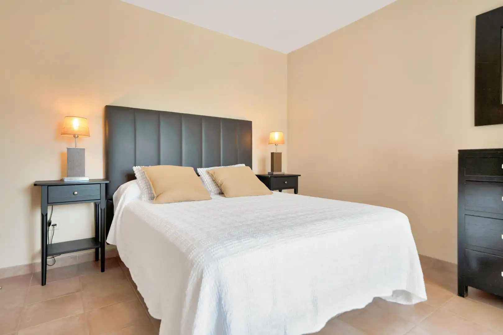 Schlafzimmer von Wohnungen zur Miete in Marbella mit Klimaanlage, Heizung und Privatgarten