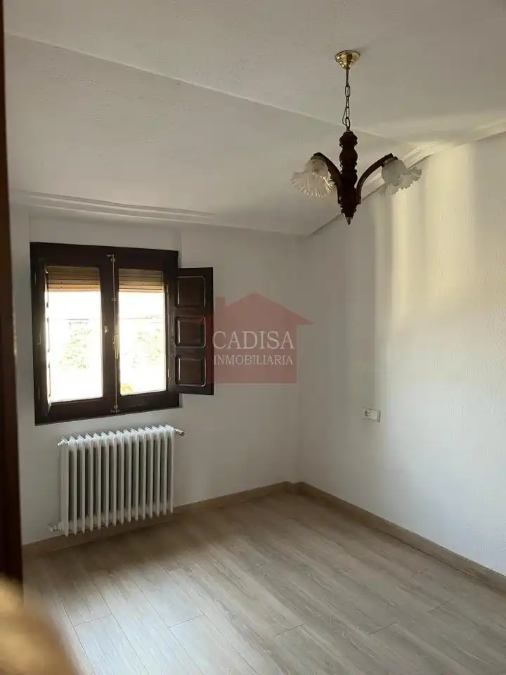 Habitación de Piso en venta en Ledesma con Calefacción y Balcón