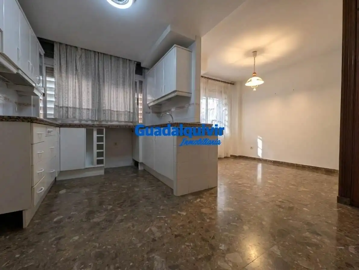 Flat with lift for sale in Avenida RAMON Y CAJAL, imagen 4