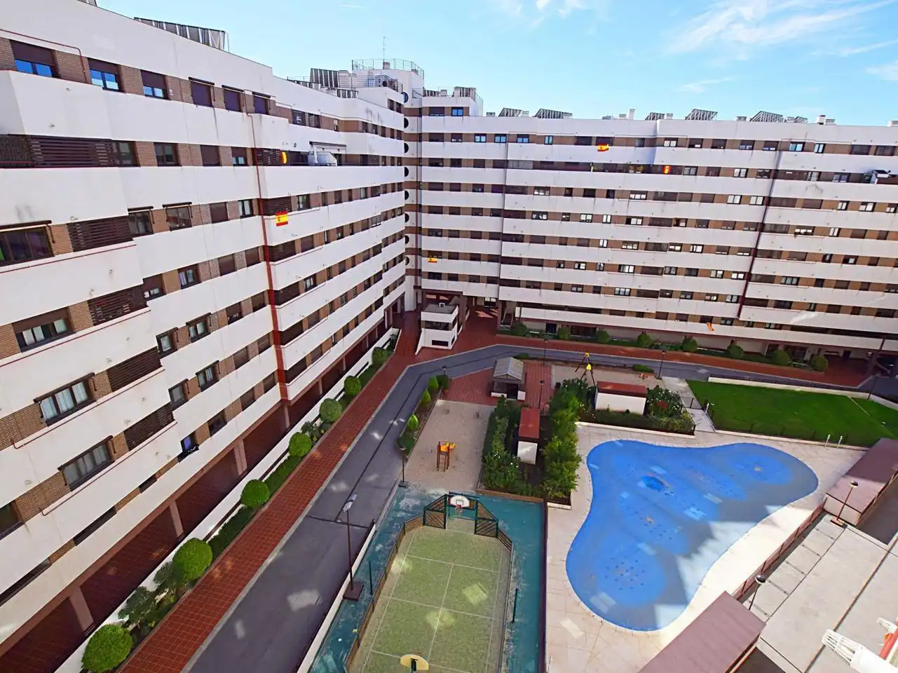 Swimming pool of Flat for sale in Madrid  with Air Conditioner, Heating and Community pool