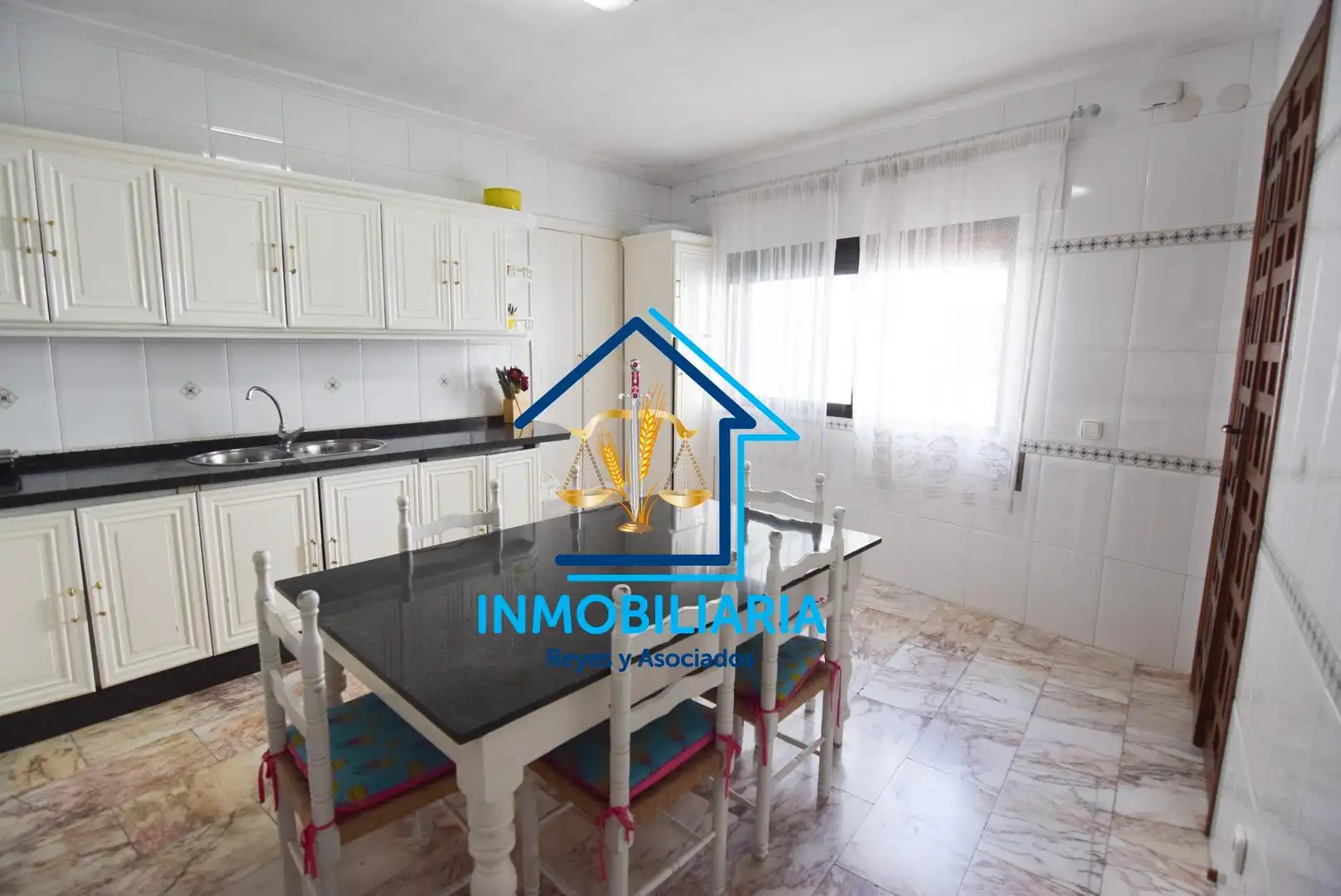 Cuina de Casa o xalet en venda en Córdoba amb Aire condicionat
