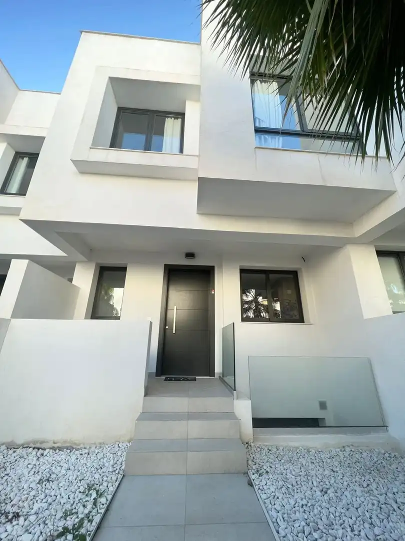 Vista exterior de Casa adosada de alquiler en Estepona con Jardín privado, Terraza y Trastero