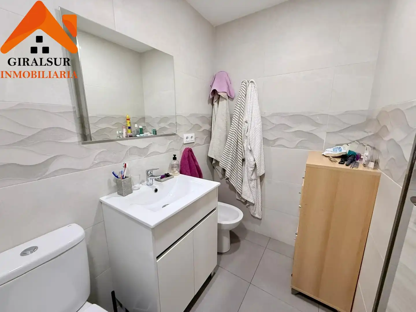 Bathroom of Flat for sale in Sevilla  with Air Conditioner and Terrace