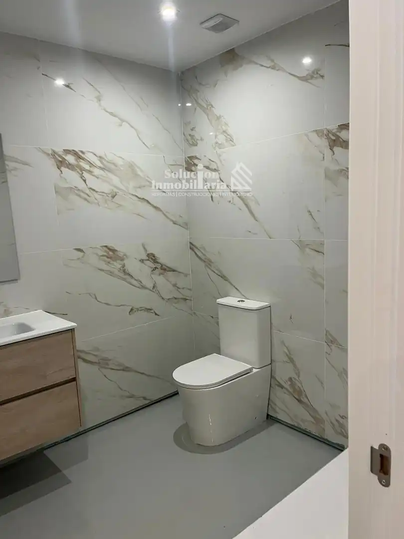 Badezimmer von Wohnungen zum Verkauf in Madrid mit Klimaanlage und Heizung