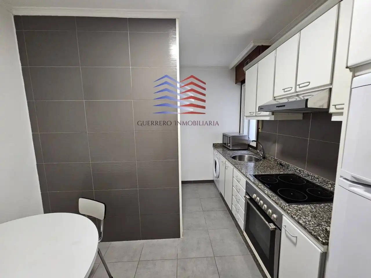 Cuina de Apartament de lloguer en Ourense Capital  amb Calefacció, Parquet i Moblat
