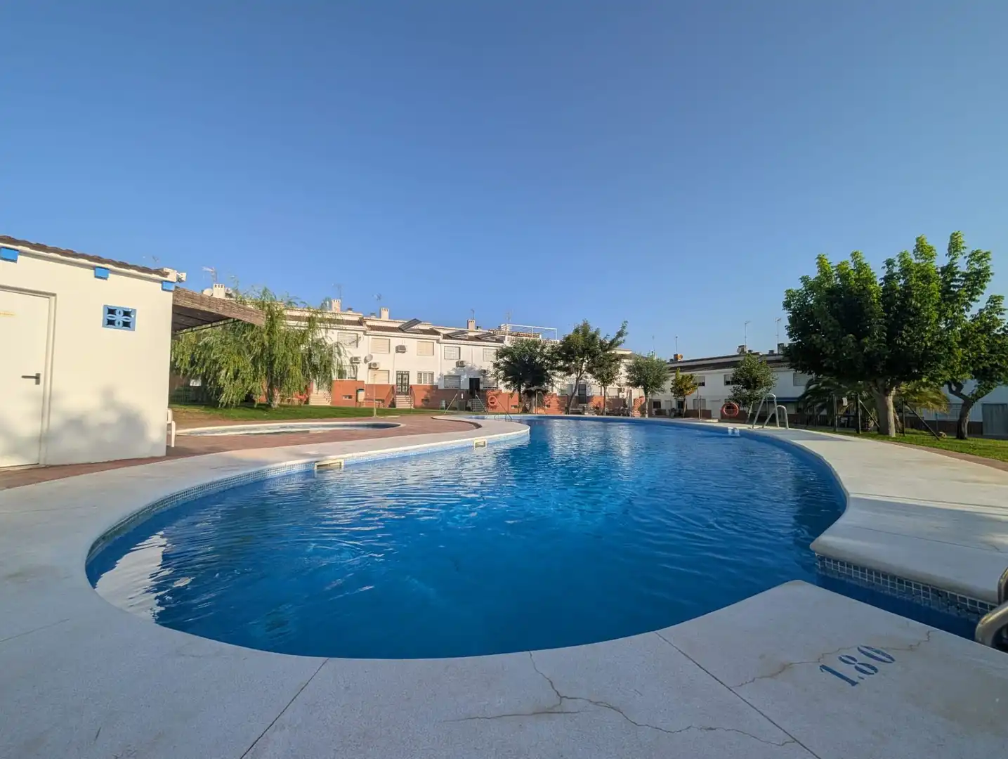 Piscina de Casa adosada en venta en Aljaraque con Aire acondicionado y Piscina comunitaria