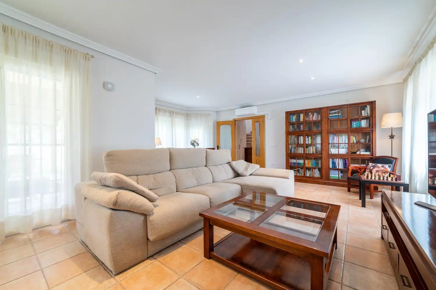 Sala d'estar de Casa o xalet en venda en Valdemorillo amb Piscina comunitària