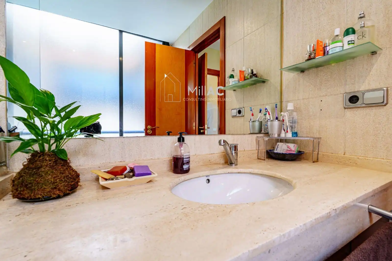 Baño de Casa adosada en venta en Madrid con Aire acondicionado, Calefacción y Jardín privado