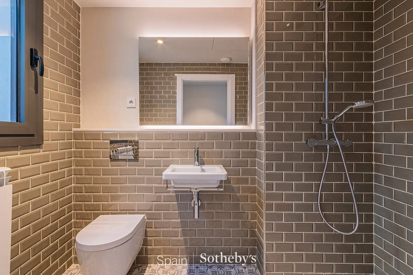 Badezimmer von Maisonette zum Verkauf in Barcelona mit Klimaanlage und Heizung