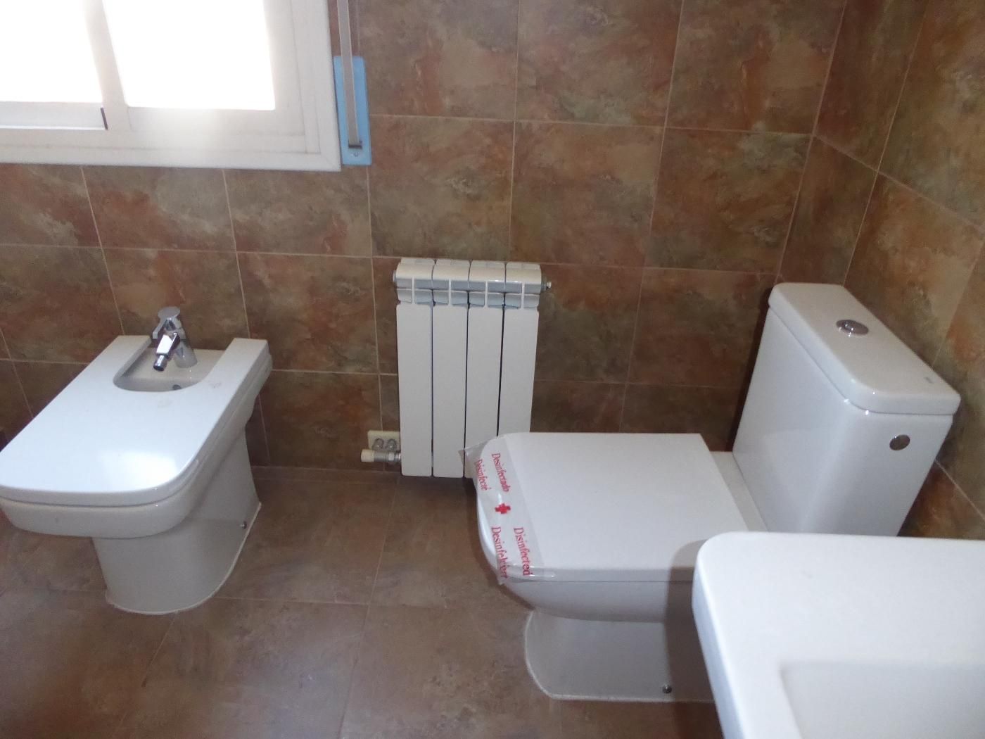 Bany de Casa adosada en venda en Golmés amb Calefacció, Terrassa i Forn