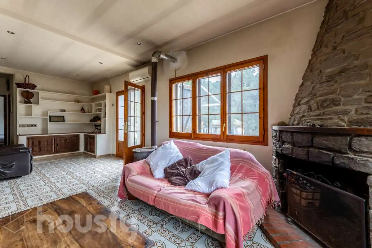 Sala d'estar de Casa o xalet en venda en Torrelles de Foix amb Aire condicionat, Calefacció i Jardí privat