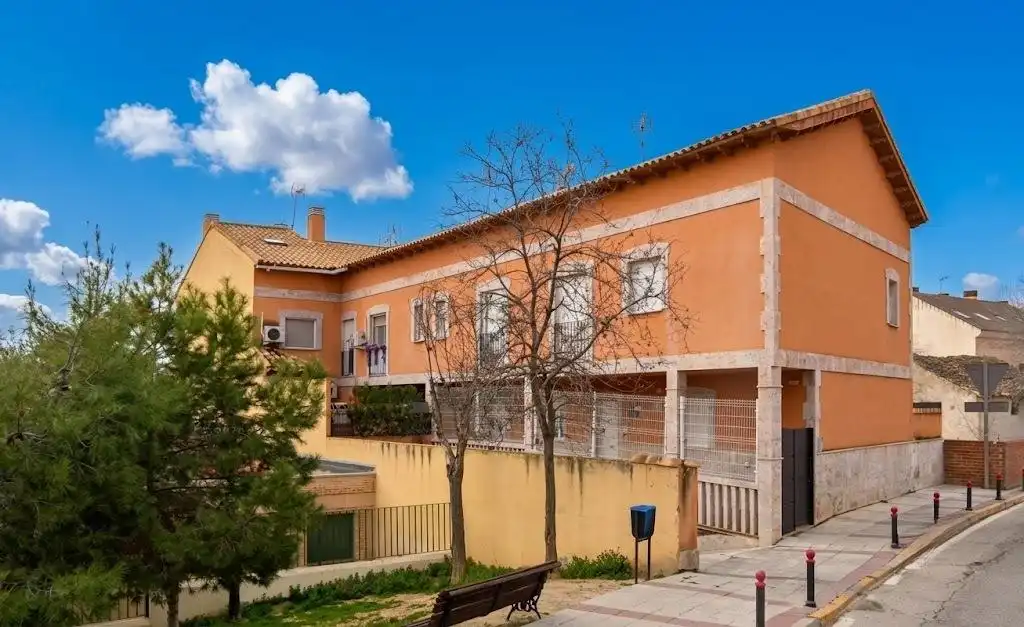 Vista exterior de Piso en venta en Villaluenga de la Sagra con Trastero