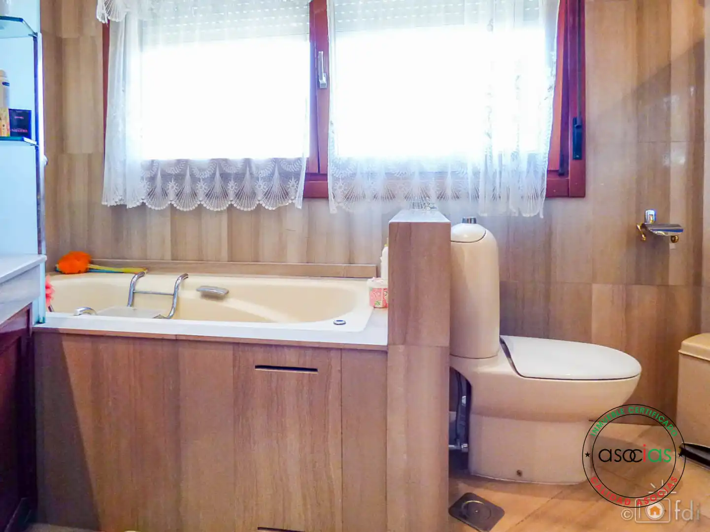 Bany de Casa o xalet en venda en Oviedo  amb Calefacció, Jardí privat i Parquet