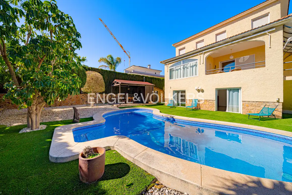 Piscina de Casa o xalet en venda en La Nucia amb Aire condicionat, Jardí privat i Piscina