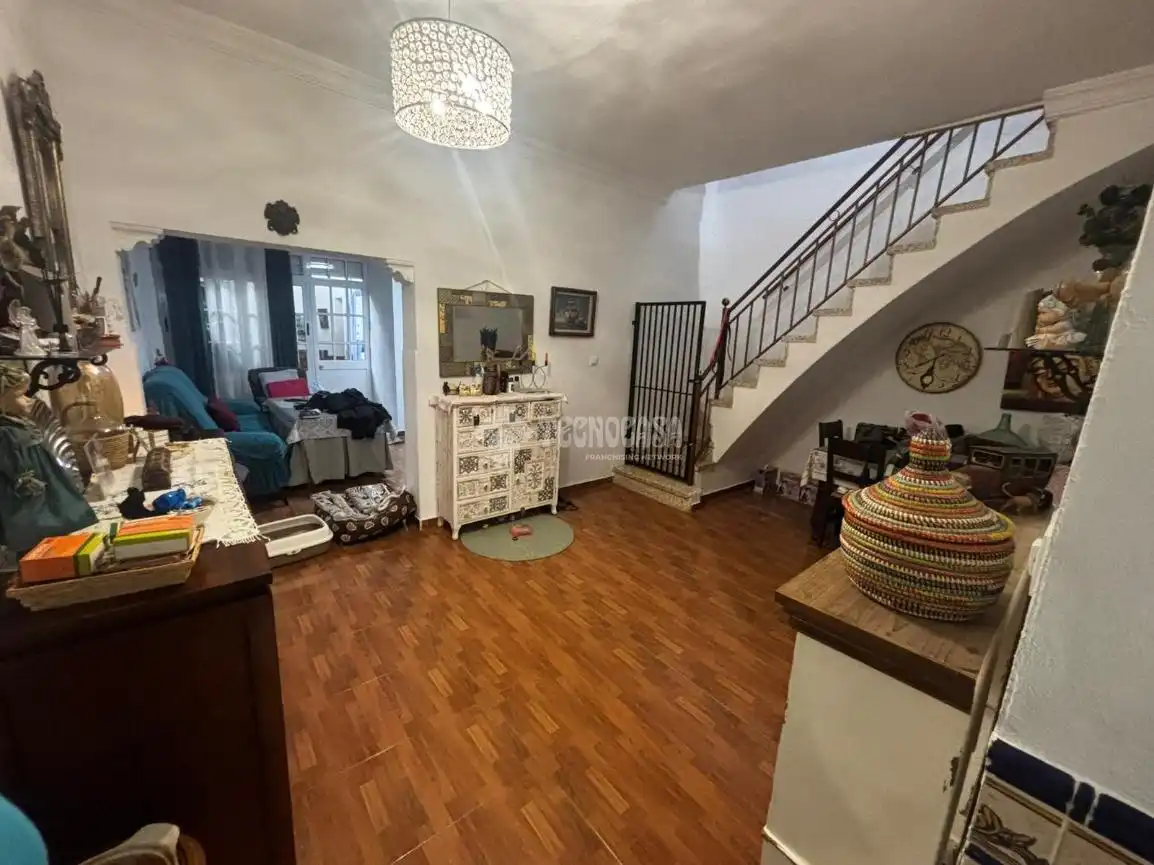 Casa aparellada amb terrassa en venda a Los Palacios y Villafranca, imagen 5