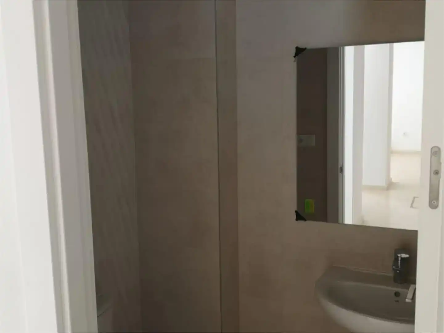 Baño de Local de alquiler en Valencia con Aire acondicionado