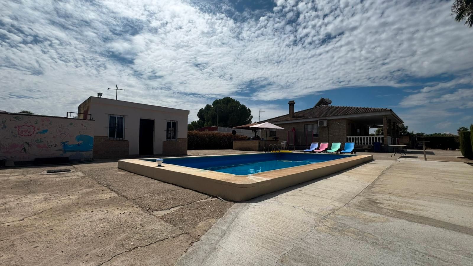 Piscina de Casa o xalet en venda en Carmona amb Aire condicionat i Piscina