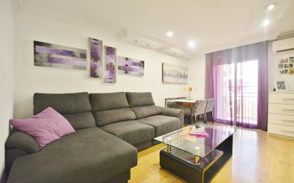 Sala d'estar de Pis en venda en Santa Coloma de Gramenet amb Aire condicionat i Terrassa