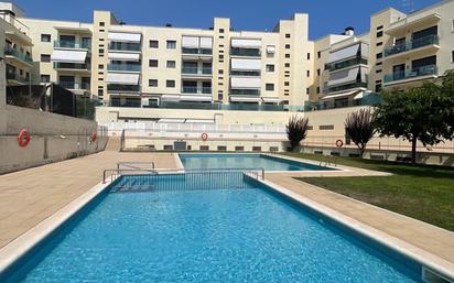 Swimming pool of Planta baja for sale in Vilanova i la Geltrú  with Air Conditioner, Heating and Terrace