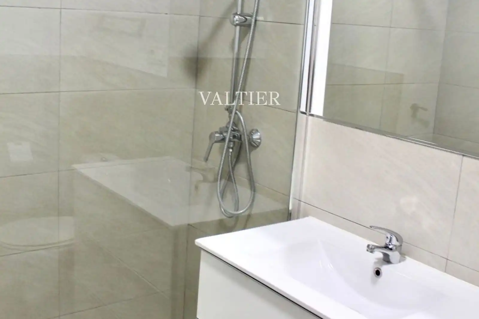 Bathroom of Flat for rent in Madrid  with Air Conditioner