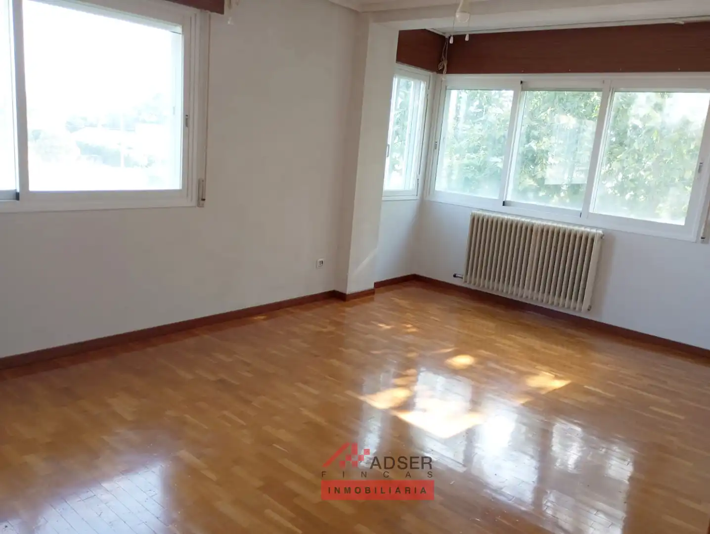 Sala d'estar de Pis en venda en  Logroño amb Calefacció, Parquet i Traster