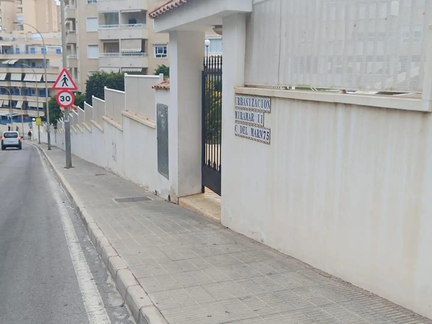 Aparcament de Apartament de lloguer en Santa Pola amb Aire condicionat, Terrassa i Moblat