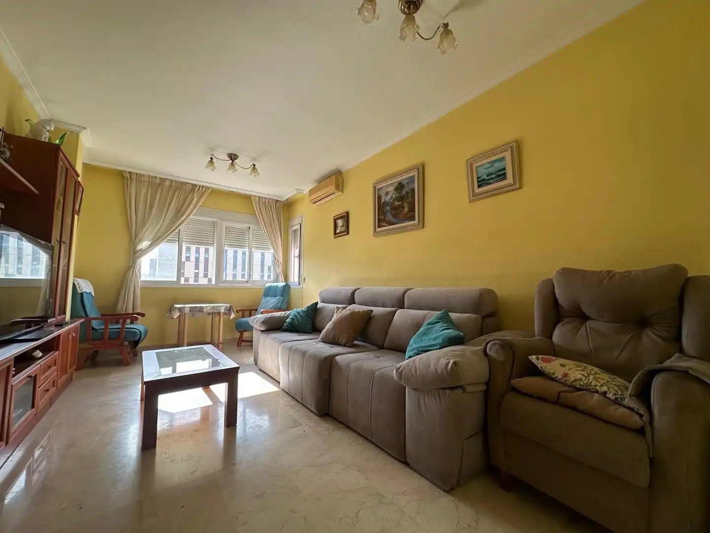 Living room of Flat for sale in Sevilla  with Air Conditioner, Heating and Storage room