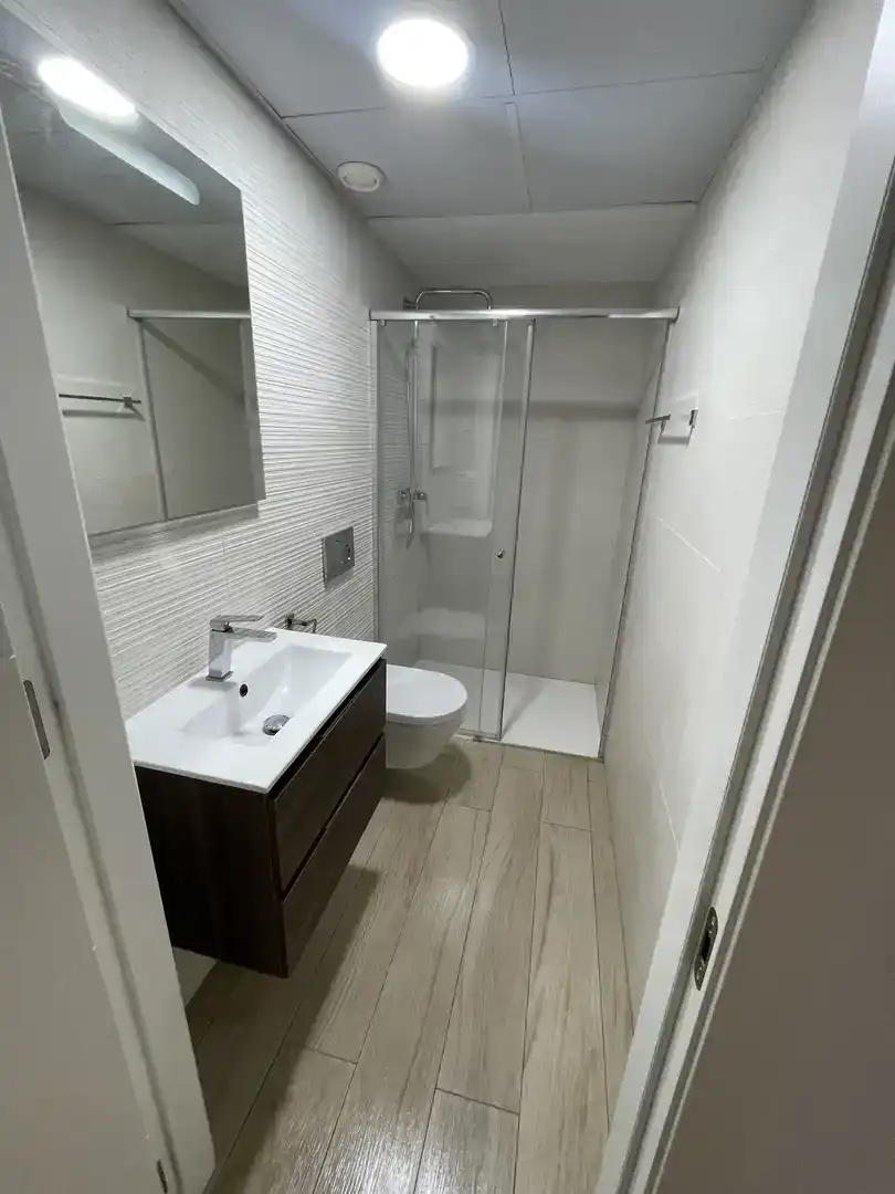 Badezimmer von Erdgeschoss zur Miete in Finestrat mit Klimaanlage, Privatgarten und Schwimmbad