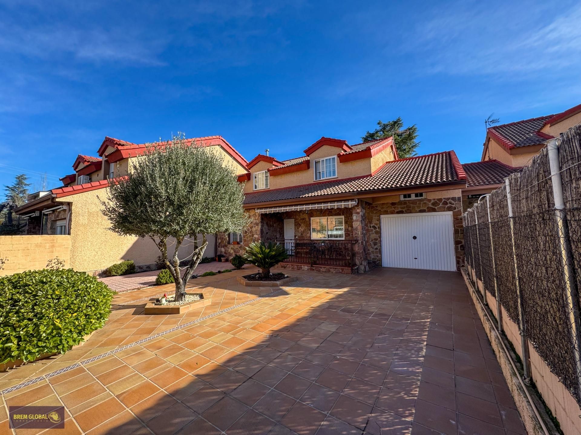 Vista exterior de Casa adosada en venda en La Cabrera amb Calefacció, Jardí privat i Traster
