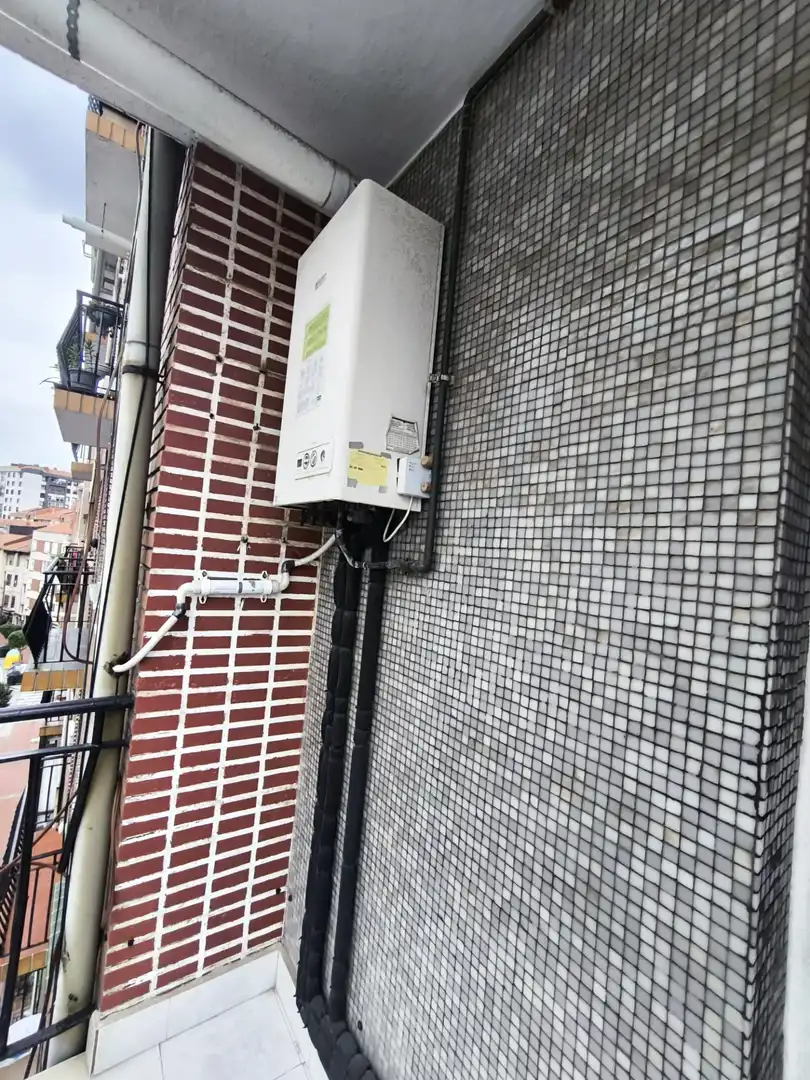 Vista exterior de Pis en venda en Barakaldo  amb Calefacció, Jardí privat i Moblat