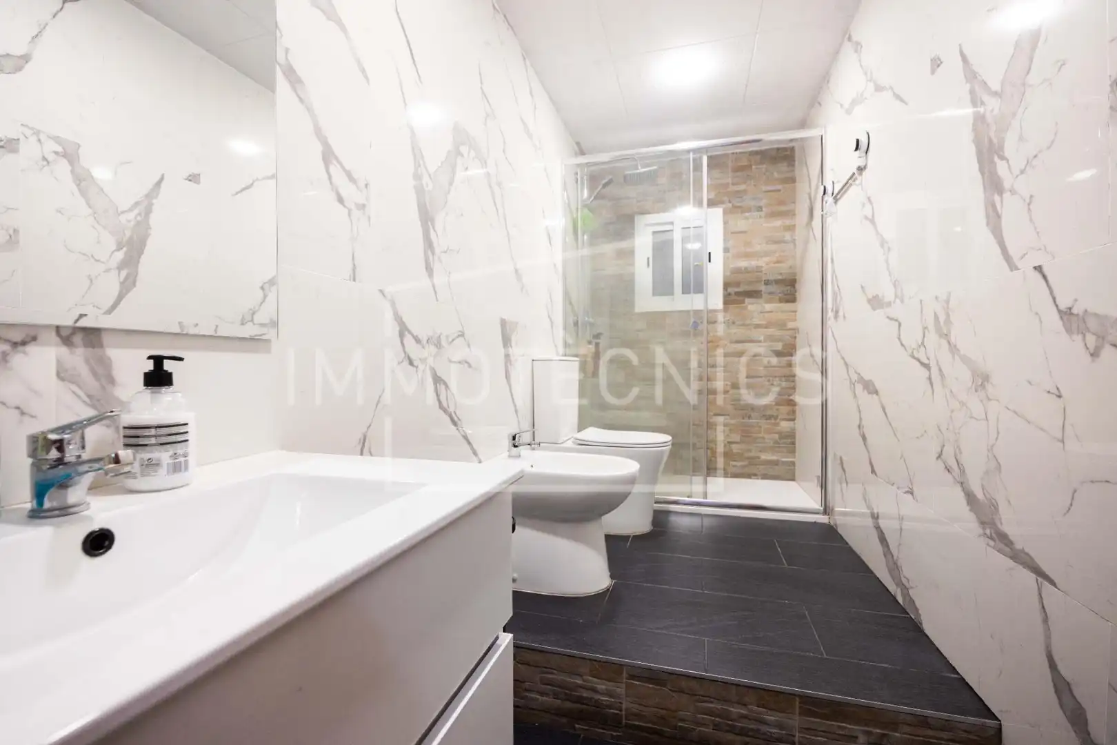 Badezimmer von Wohnung zum Verkauf in Granollers mit Balkon