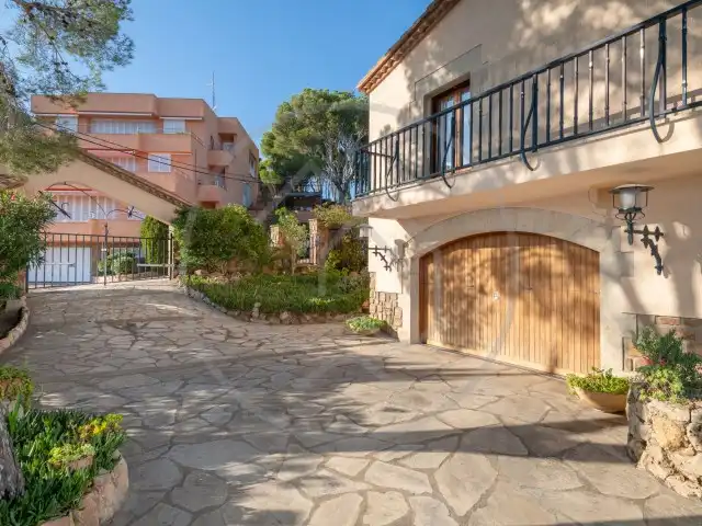 Außenansicht von Haus oder Chalet zum Verkauf in Palafrugell mit Klimaanlage, Heizung und Privatgarten