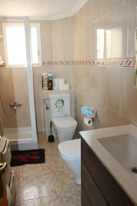 Badezimmer von Wohnung zum Verkauf in Alicante / Alacant mit Möbliert und Balkon