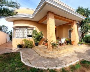 Vista exterior de Casa o xalet en venda en Dos Hermanas amb Aire condicionat, Terrassa i Piscina