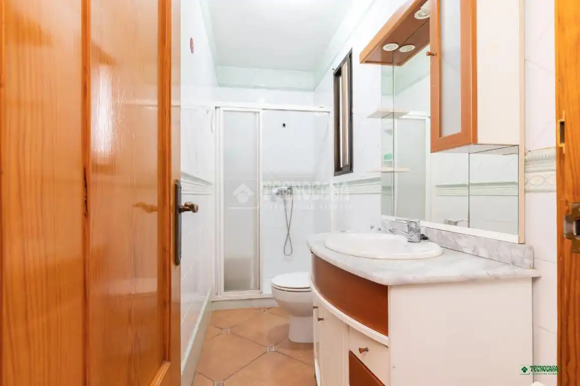 Badezimmer von Einfamilien-Reihenhaus zum Verkauf in Zurgena mit Klimaanlage und Balkon