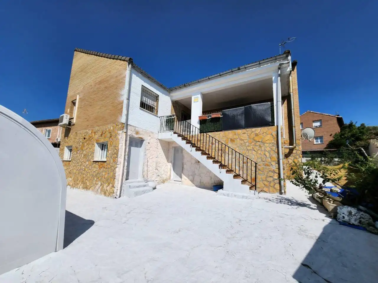 Exterior view of Houses for sale in Galápagos  with Air Conditioner, Heating and Private garden