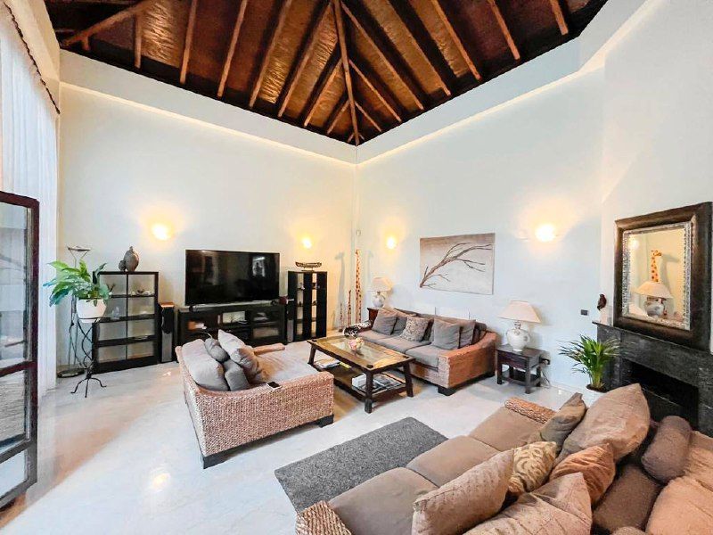 Sala d'estar de Casa adosada de lloguer en Marbella amb Aire condicionat, Jardí privat i Terrassa