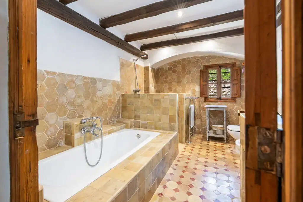Bany de Finca rústica en venda en Puigpunyent amb Aire condicionat, Calefacció i Jardí privat