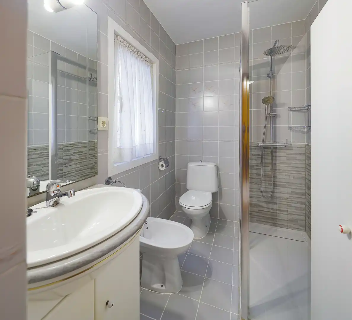 Badezimmer von Wohnung zum Verkauf in Oviedo  mit Heizung und Parkett