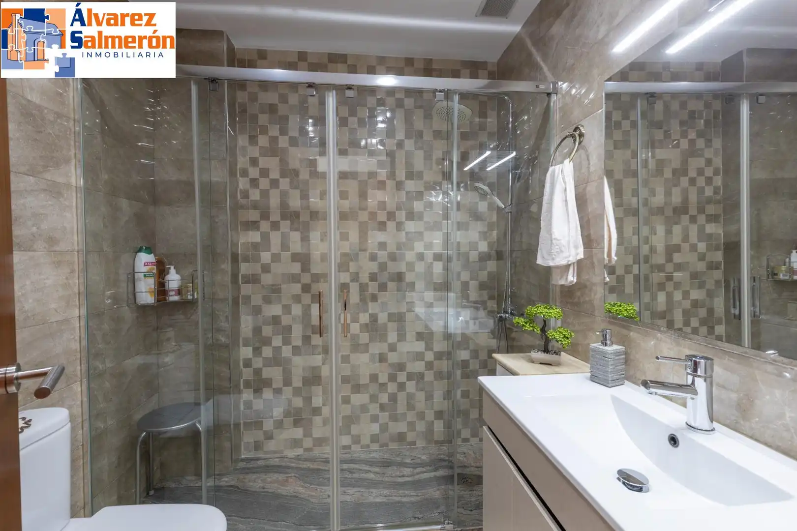 Badezimmer von Einfamilien-Reihenhaus zum Verkauf in Armilla mit Heizung