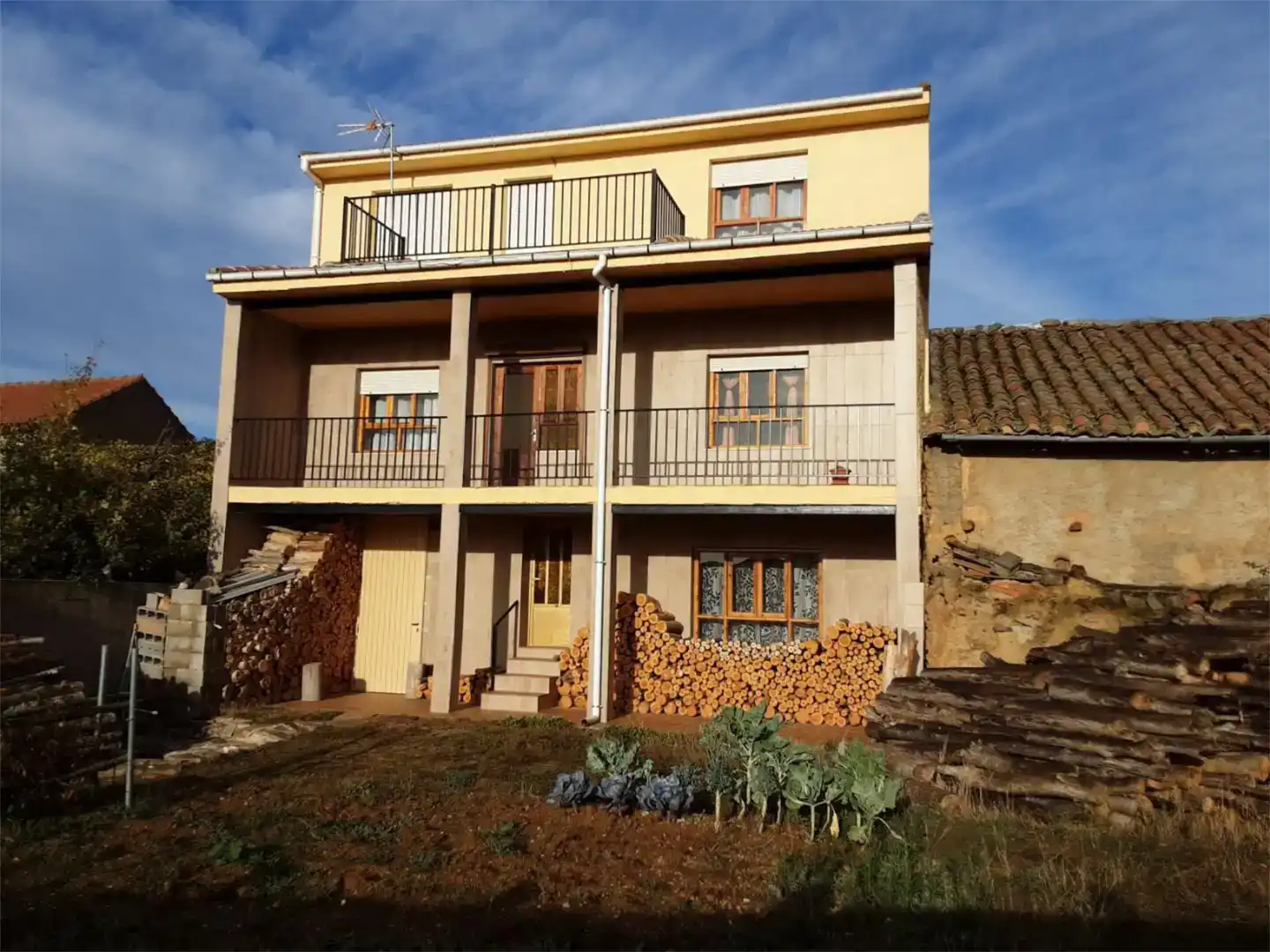 Vista exterior de Pis en venda en Santibáñez de Vidriales amb Jardí privat i Moblat