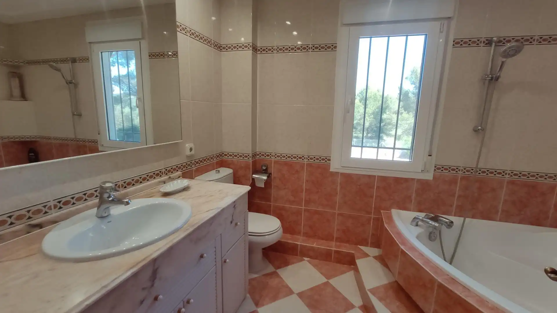 Bany de Casa o xalet en venda en Tarragona amb Jardí privat, Terrassa i Piscina