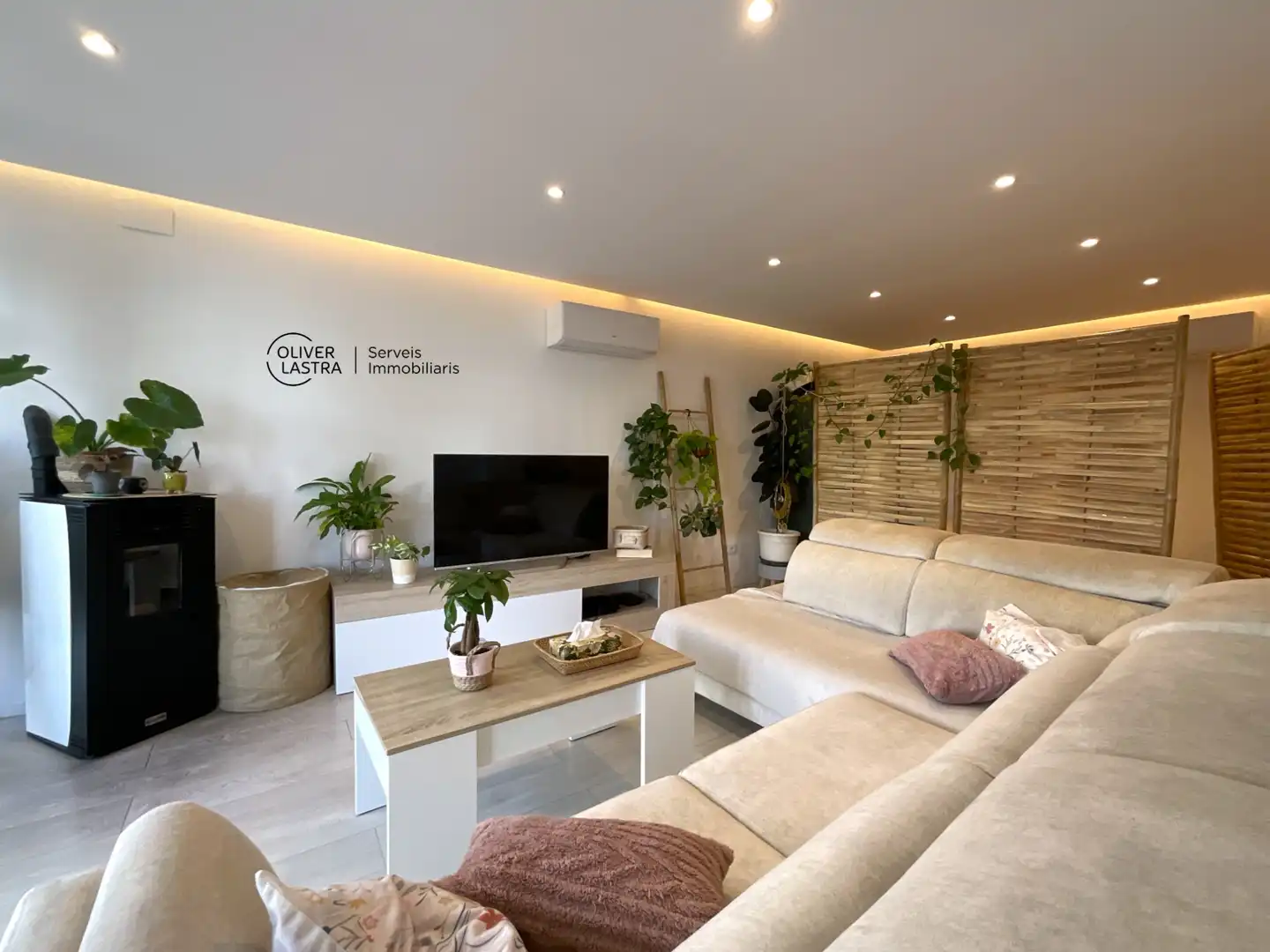 Sala de estar de Casa o chalet en venta en Corbera de Llobregat con Aire acondicionado, Jardín privado y Parquet