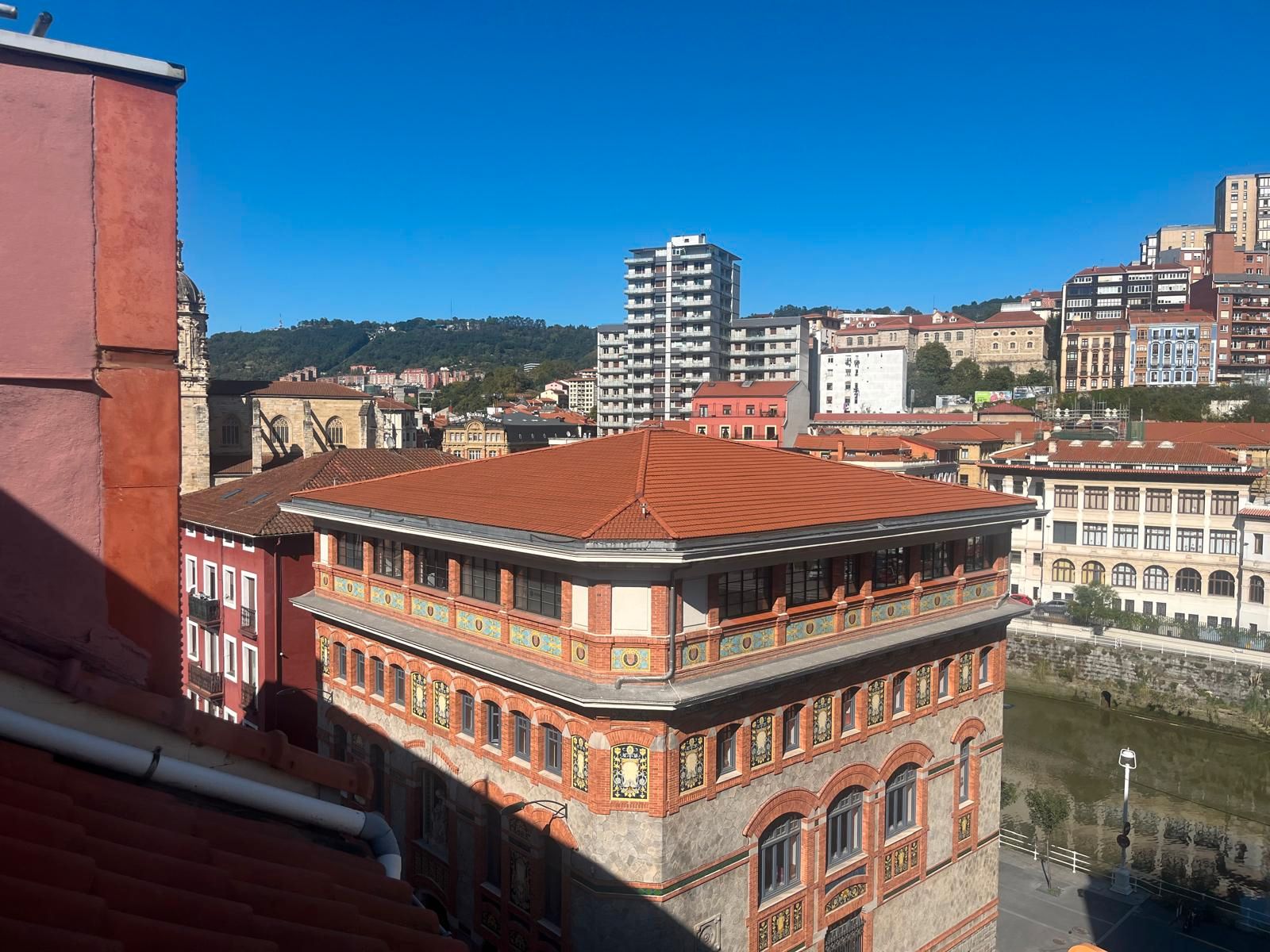 Vista exterior de Dúplex en venda en Bilbao  amb Calefacció, Terrassa i Moblat
